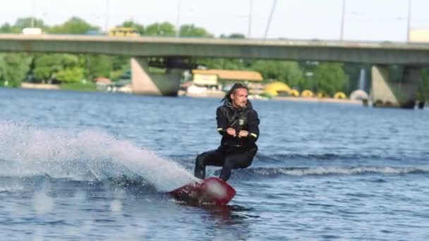 Вейкбордер стрибає високо над водою. Професійний спортсмен робить трюк — стокове відео