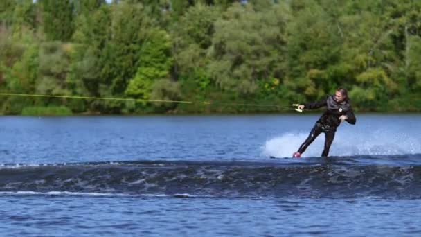 Aşırı adam wakeboarding. Yatılı binici dalgaları sürme uyandır. Adam sürme uyku modundan çıkarma — Stok video