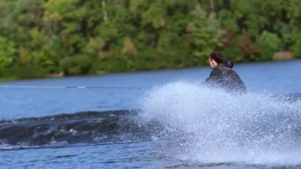 Mannen wakeboarder att göra tricks på vatten. Man faller ner i vatten — Stockvideo
