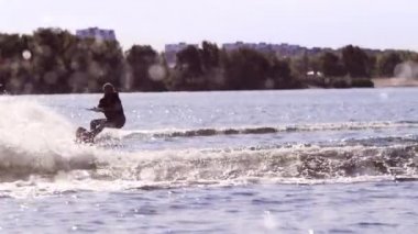 Adam aşırı yapım wakeboarding yavaş hareket atlamak. Aşırı su sporları