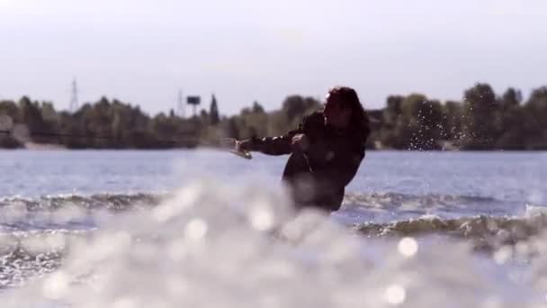 Wake boarding rider enjoy training. Surfer making trick on wakeboard — Stock Video