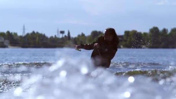 Wakeboarder opleiding op de rivier. Extreme sport wakeboarden — Stockvideo