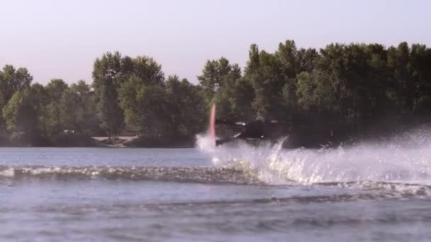 Wakeboarder maken stunt op water. Man hoog springen over water — Stockvideo
