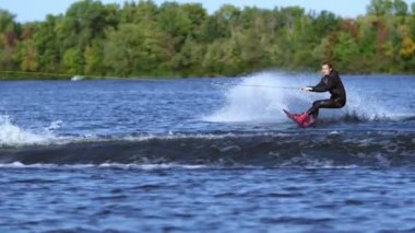 Wakeboarder suyun üstünde yüksek atlama. Binici wakeboarding