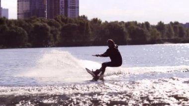 Aşırı sürücüsü wakeboarding şehir Nehri üzerinde atlama. Aşırı yaşam tarzı