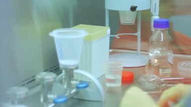 Bilim adamı el cımbız ısınma. Bilim Laboratuvarı araştırma