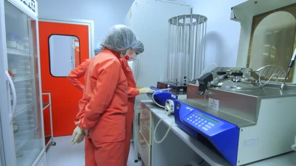 Läkemedelstillverkning arbetstagare kontrollera fabriksutrustning — Stockvideo