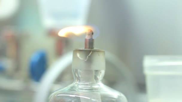 Εργαστήριο φωτιά για πείραμα έρευνας επιστήμης. Εργαστήριο έρευνας φόντο — Αρχείο Βίντεο