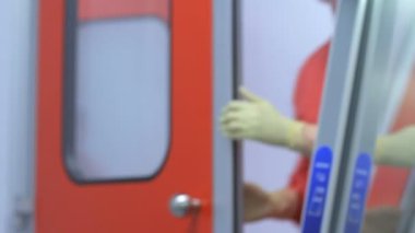 Laboratuar alt turuncu el yıkama girerek laboratuvar, üniforma ve çalışmaya başlamak