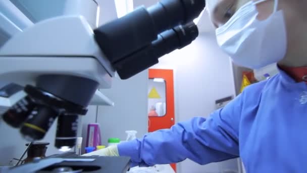 Química femenina usando microscopio en laboratorio de química en fábrica — Vídeos de Stock