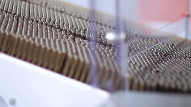 Plusieurs flacons médicaux sur la chaîne de production. Fabrication d'usine pharmaceutique 