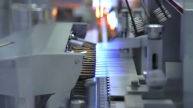 İlaç fabrikası satırında üretim. Steril ampul ateşle mühürleme