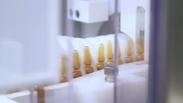 Línea de fabricación farmacéutica en planta médica. Ampollas en cinta transportadora — Vídeo de stock