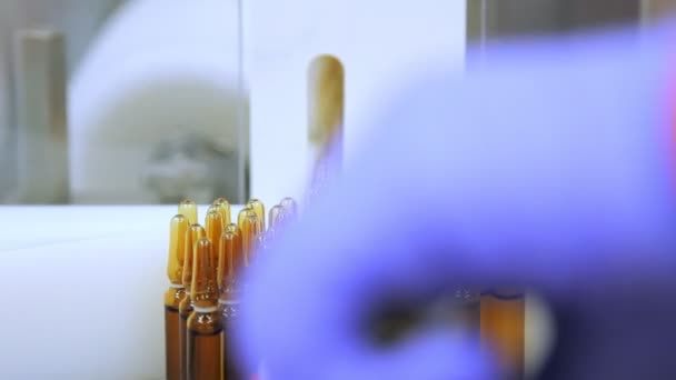 Tıbbi şişeleri Konveyör bant üzerinde. Satır üretim tıp ampul — Stok video