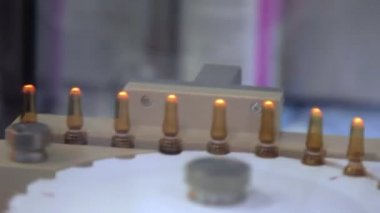 Ateşle kapalı steril ampul. Eczane fabrikasında üretim hattında ampul