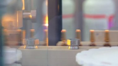 Ateşle kapalı steril ampul. Eczane bitki üretim hattında ampul