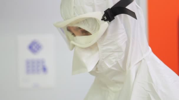 Portrait d'ouvrier d'usine de pharmacie. Visage de chimiste en uniforme de protection — Video