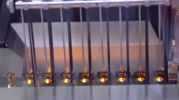 Flacons médicaux scellés au feu. Ampoules pharmaceutiques dans la machine de four — Video