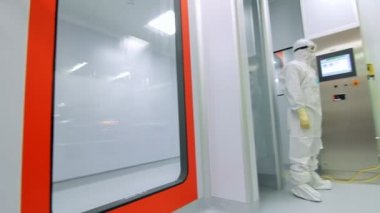 Fabrika operatör kontrol otomatik üretim hattı. İlaç üretim