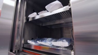 Buzdolabı makine kapanış süreci. Farmakolojik fabrika depo