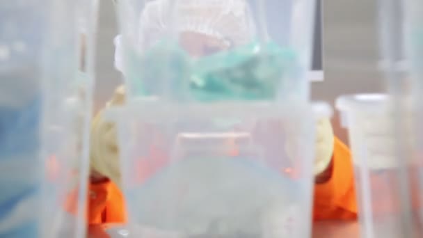 Работник завода меняет коробки с расходными материалами в холодильнике — стоковое видео