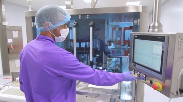 Equipo de fabricación farmacéutica de control de operador en fábrica — Vídeos de Stock
