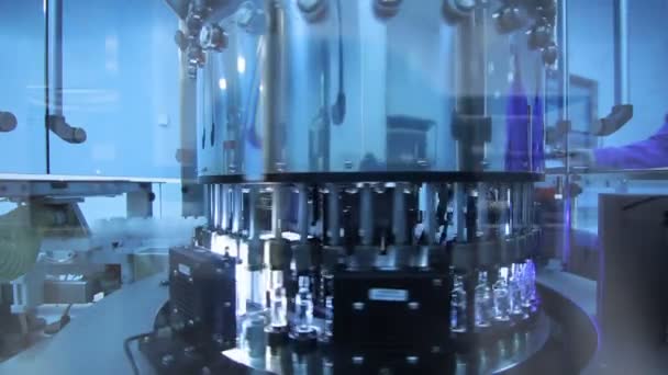Kalite kontrol ilaç üretim hattında. Tıbbi şişeleri üretim hattı — Stok video