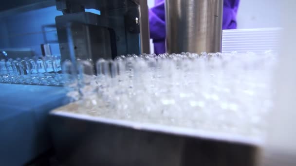 Flacons médicaux sur la ligne de fabrication. Ligne de production pharmaceutique à l'usine — Video