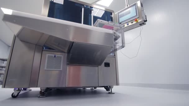 Fabriek operator control apotheek productiemachine. Pharma manufacturing — Stockvideo