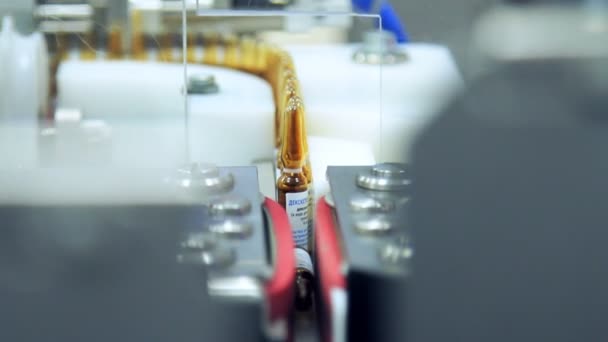 医药生产流水线上的药品瓶。自动化制造流水线 — 图库视频影像