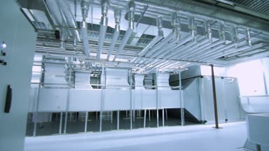 Endüstriyel fabrika modern ekipman. Boru hatları, hava havalandırma sistemi