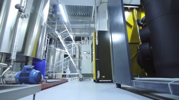 Interior de la fábrica industrial. Instalaciones farmacéuticas y equipos tecnológicos — Vídeos de Stock