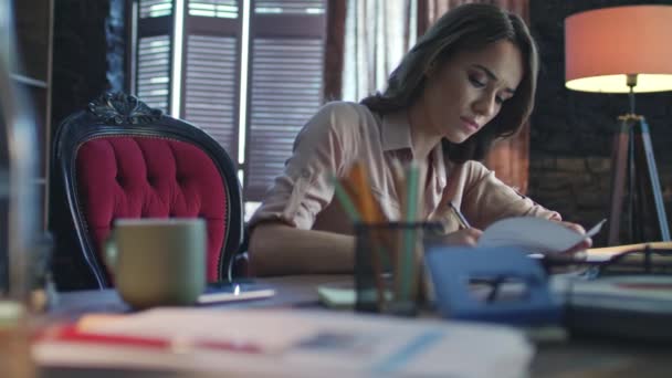 Mujer de negocios enfocada escribiendo informe de finanzas en la oficina en casa — Vídeo de stock