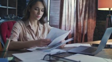 Finansal analist grafikler iş istatistikleri ile eğitim bitkin