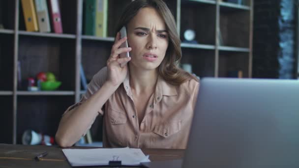 Frustrovaný žena mluvila na mobilním telefonu. Obchodní lady pracuje v kanceláři — Stock video