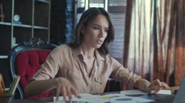 Kadın Yöneticisi işyerinde stres var. Defter üzerinde çalışan yorgun iş kadın