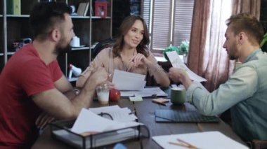 Yaratıcı atölye iç tasarım kroki tartışırken iş takım