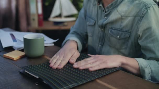 Équipe d'affaires discutant de la réunion de bureau sur les résultats de travail réussis 