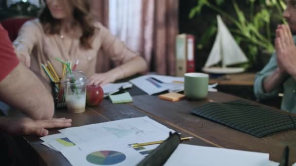 Mujer de negocios satisfecha estrechando la mano con su socio de negocios después de las negociaciones — Vídeo de stock