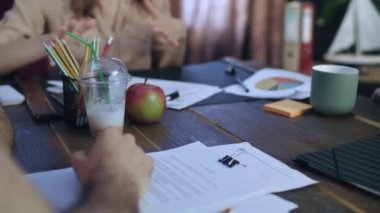 Kadın patron iş toplantısında masaya başparmak gösterilmesini