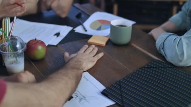 Empresarios poniendo sus manos sobre la mesa para el trabajo en equipo — Vídeo de stock