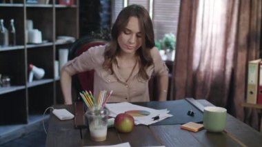 Belgeleri grafikler ve diyagramlar ile masada seyir işkadını konsantre