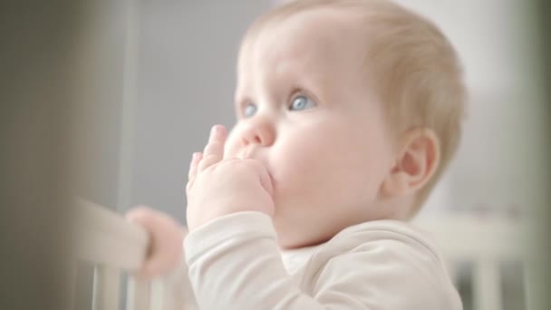 Küçük bebek parmağını ısırıyor. Ağızda çocuk parmağı — Stok video