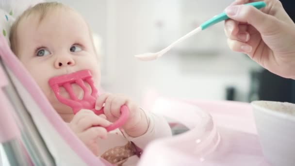 Málo baby žvýkací hračky a nechcete, aby se jíst jídlo. Kousací dítě nejí — Stock video