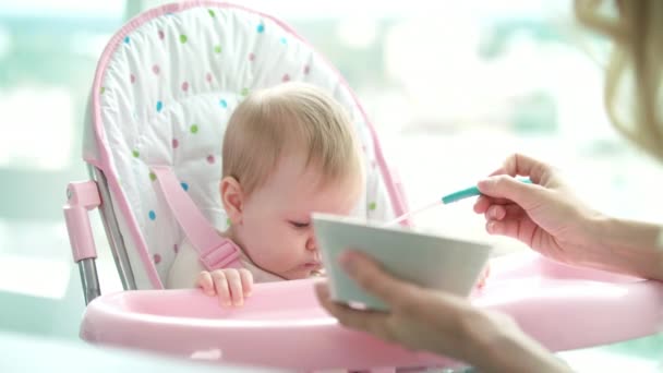 赤ちゃんは純粋な食事をしていません。母親は娘を養う。幼児の食事ディナー — ストック動画