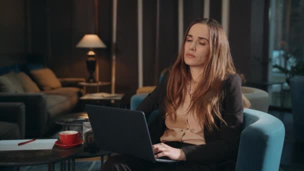 Tired woman working laptop at evening office lounge. Exhausted business woman — Stock Video