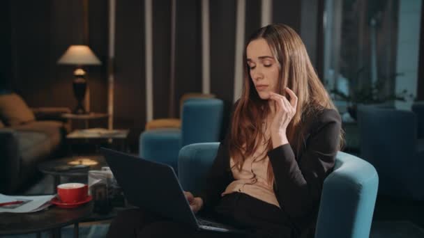 Tired woman working laptop computer at hotel lounge. Exhausted businesswoman — Stock Video