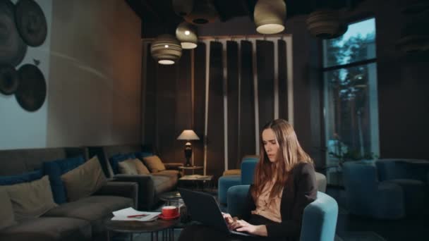 Skupiona kobieta pracująca na laptopie w hotelu. Biznes kobieta za pomocą laptopa w biurze — Wideo stockowe