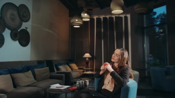 Mujer de negocios relajándose en el vestíbulo del hotel. Profesional femenino disfrutando del café — Vídeos de Stock
