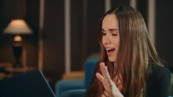 Opgewonden zakenvrouw leest goed nieuws op laptop computer in hotel 's avonds — Stockvideo